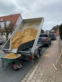 Sandlieferung im Stadtbereich mit Schiebkarrenservice